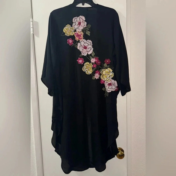 TORRID Georgette Shirttail Embellished Kimono FLORAL stitching Black Size 10 - Picture 7 of 11